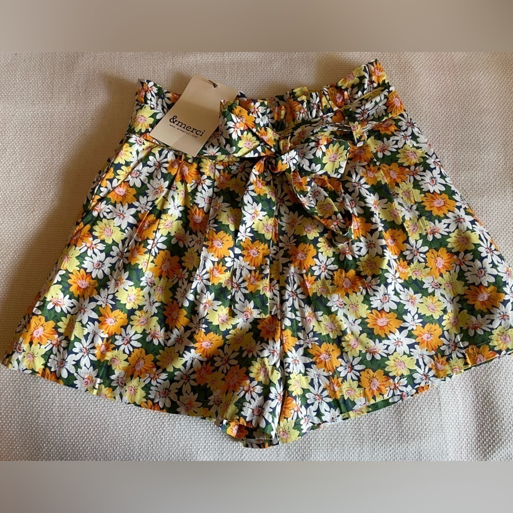 NWT &merci  Daisy Fields high Waisted shorts